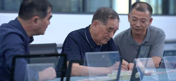 89歲仍壯心不已，&OpenCurlyDoubleQuote;中國微晶玻璃之父&rdquo;趙天佑：未來要開發不會燃燒的&OpenCurlyDoubleQuote;紙&rdquo;