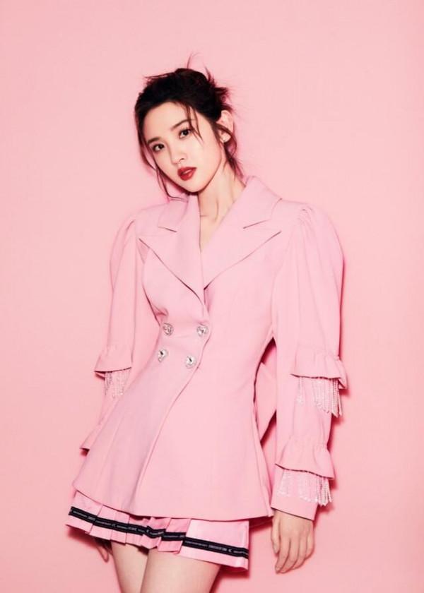 當媽後的唐藝昕依舊甜美，穿粉色西裝配短裙，&OpenCurlyDoubleQuote;筷子腿&rdquo;搶鏡