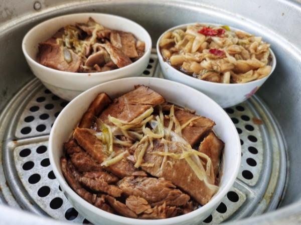 7小時燉6碗！北方大姐過年在家做梅乾菜扣肉，和你那做法一樣不？