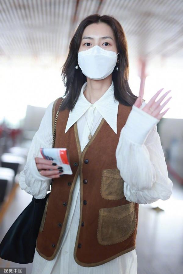 機場時尚秀,劉雯牛仔風馬甲搭配長裙,瀟灑又浪漫 機場時尚秀,劉雯牛仔風馬甲搭配長裙,瀟灑又浪漫