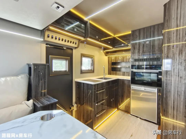 超大沙發床,酒店豪華包廂內飾,順之旅重汽汕德卡房車 超大沙發床,酒店豪華包廂內飾,順之旅重汽汕德卡房車