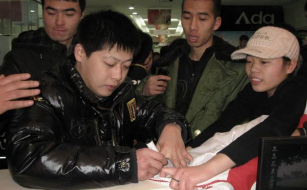 賀樹峰：被趙本山力捧12年不火，38歲娶小12歲嬌妻，開燒烤店被告