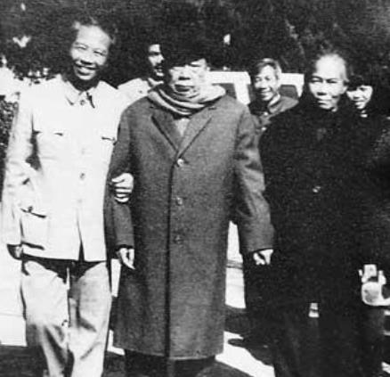 她吞下絕密檔案後遭敵人剖腹，臨危託孤，53年後丈夫和兒女又相聚