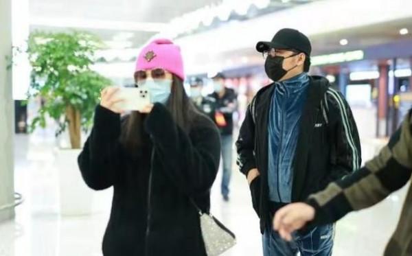 王嶽倫機場秀父女情，卻意外穿成她大姨，王詩齡打扮成熟氣質好拽