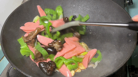 一根沙拉腸,一把木耳,一個柿椒簡單一炒,色香味俱佳,營養美味 一根沙拉腸,一把木耳,一個柿椒簡單一炒,色香味俱佳,營養美味