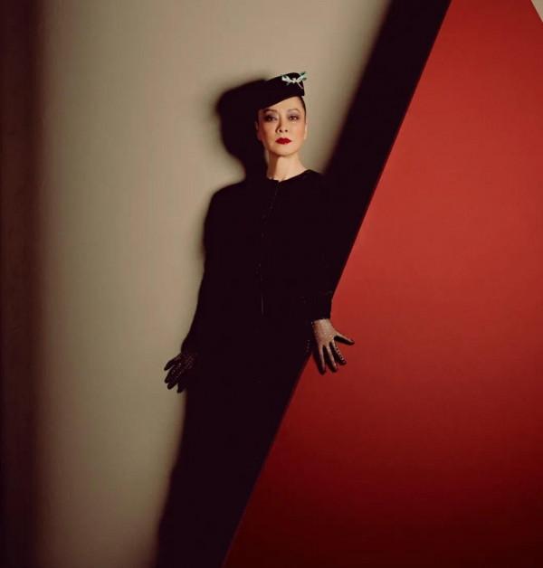 老藝人業務能力太強了！毛阿敏打破常規，復古絕代名伶大片太亮眼