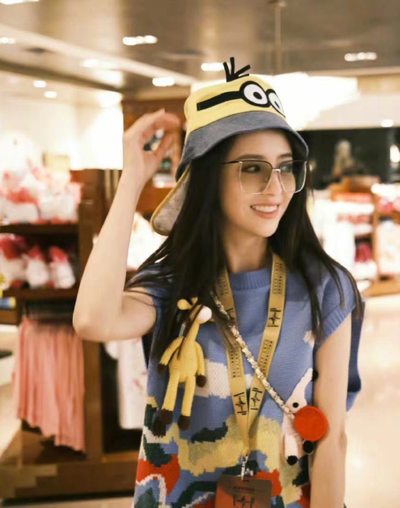 佟麗婭白色渲染毛衣簡約時尚，青春洋溢如鄰家女孩