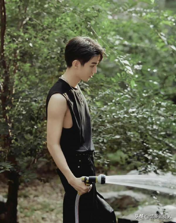 王俊凱現在和王小凱對比，還是要說一句小凱真的長大了呀～ ​​​