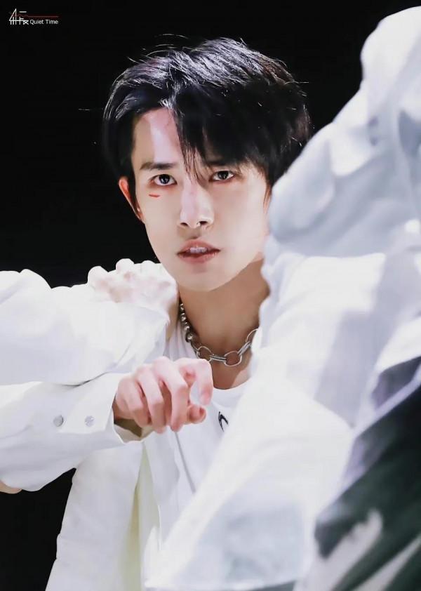 誰說內娛舞臺都不能看？王一博舞臺驚豔，張藝興鹿晗live超穩