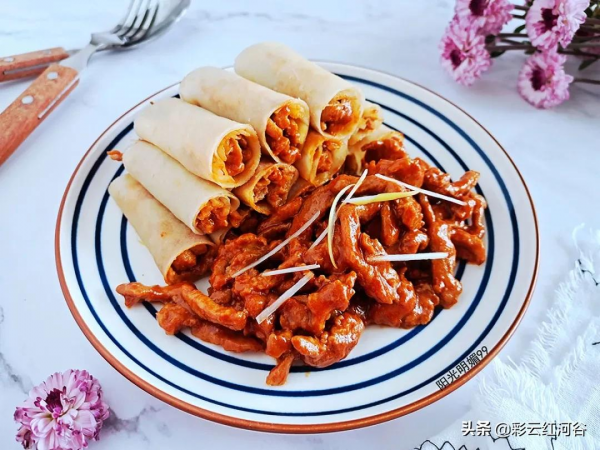 醬香肉絲春捲:肉絲爽滑,醬香入味,卷著吃太香了 醬香肉絲春捲:肉絲爽滑,醬香入味,卷著吃太香了
