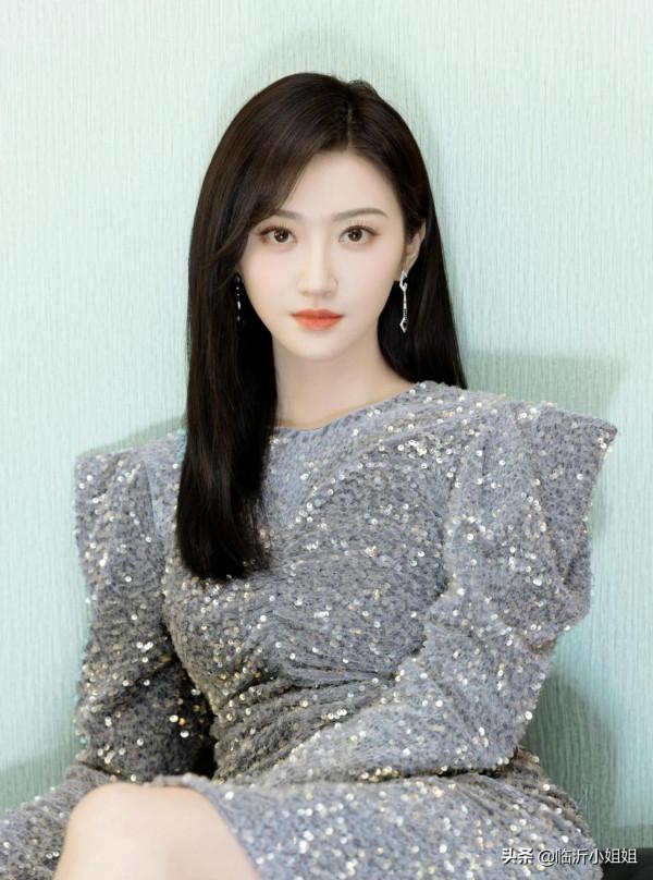 景甜，擁有清冷高貴的氣質，清新脫俗的顏值，人間富貴花的美譽