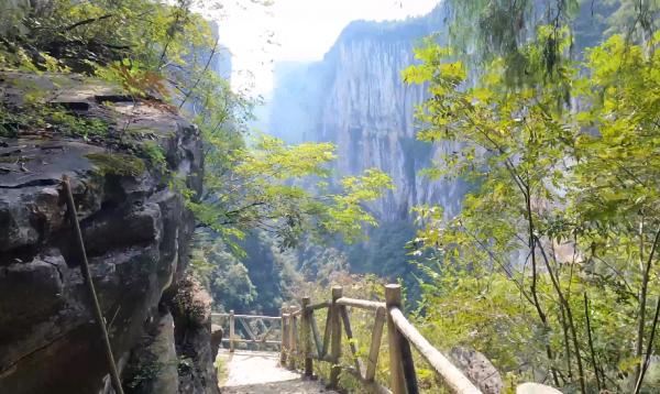 湖北利川廢棄大峽谷,環境優美精心打造,資金不夠被迫爛尾 湖北利川廢棄大峽谷,環境優美精心打造,資金不夠被迫爛尾