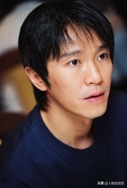 58歲周星馳滿頭白髮落淚：被誤解30年，卻無人懂我的心酸