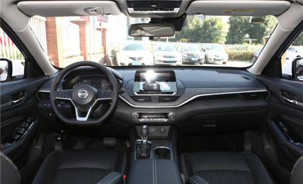 詳解新天籟2.0T XL 智進版,243匹馬力提速很快,座椅寬大舒適 詳解新天籟2.0T XL 智進版,243匹馬力提速很快,座椅寬大舒適