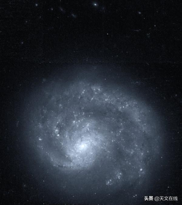 我就奇了怪了，這個星系為何只有一條旋臂？