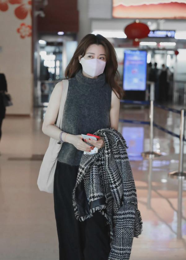 殷桃情人節走機場，光著手臂打扮清涼好用力，換新發型變氛圍美人