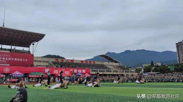 四川農業大學軍訓舞蹈演出，會不會誤導大學生？