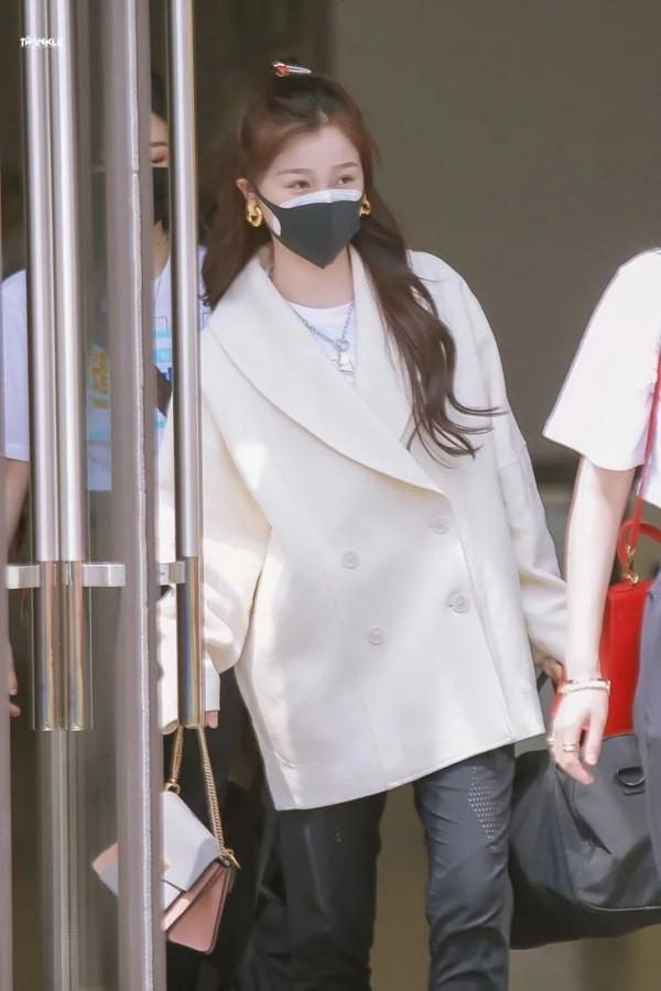 朱珠曬全家福,她的金耳環好搶鏡 朱珠曬全家福,她的金耳環好搶鏡