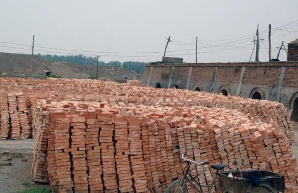 農村蓋房用的紅磚，為何被國家禁用了？以後農民自建房用什麼磚？