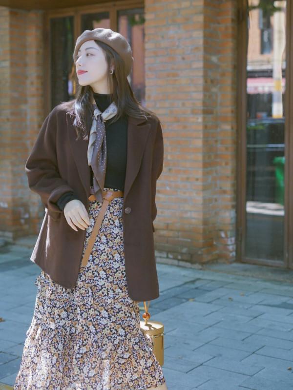 秋季，怎麼穿才高階優雅，用旗袍裙裝搭配復古外套，能提升氣質感