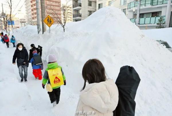 北海道札幌迎來罕見大雪 降雪量破紀錄 &amp&semi; 香川縣猴子抱團取暖