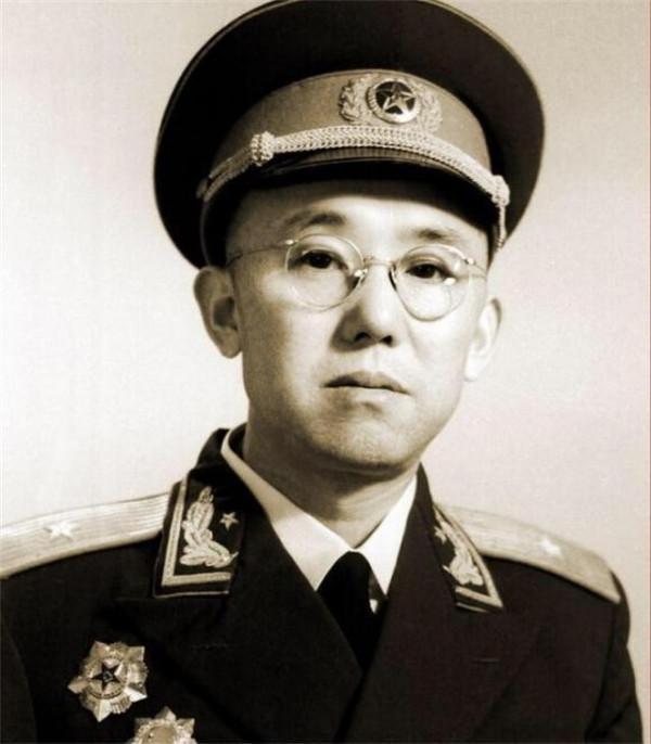 新四軍掉進日軍包圍圈，突然來兩人相救