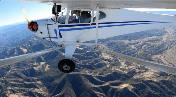 美國網紅開飛機灑朋友骨灰中途墜機？疑點太多被群噴：擺拍