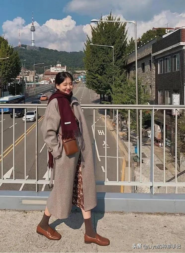 “厚外套 + 裙子”= 今冬王炸組合，太美了