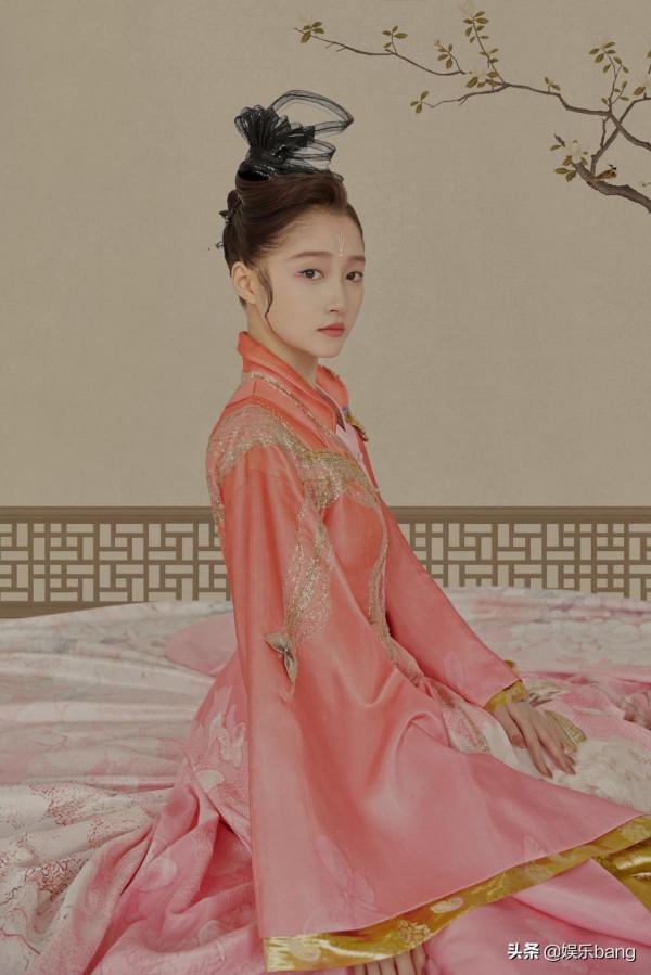 女星衛視春晚造型，楊冪唐嫣同穿吊脖裙，Baby離婚後美出新高度