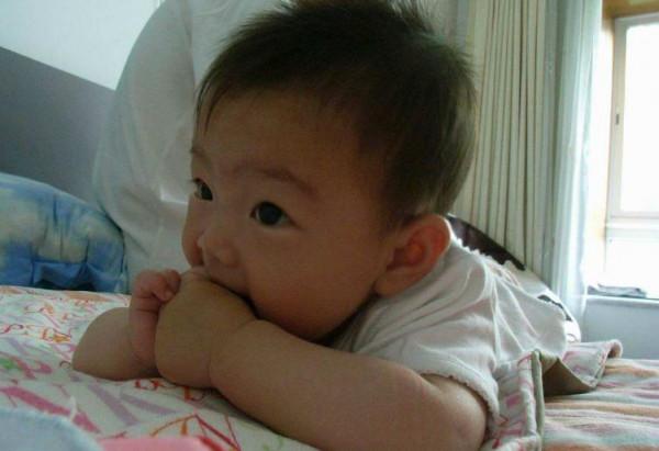 6個月是寶寶成長“分水嶺”，６大發育特點家長早了解，別養錯