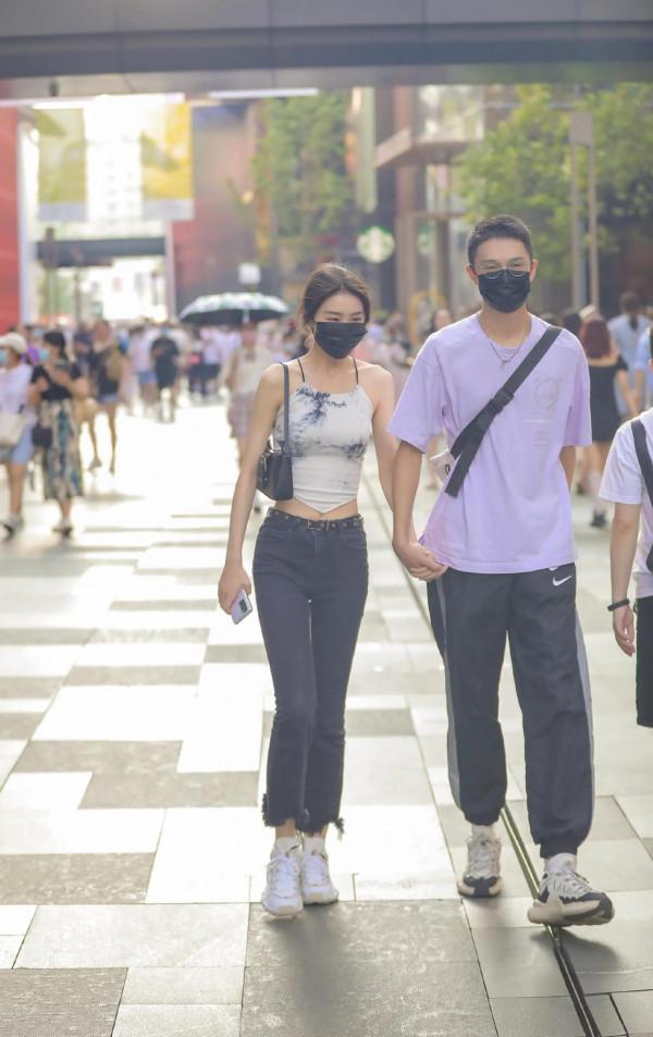 看街拍 學穿搭：12組情侶逛街穿搭示範 你也可以這樣潮