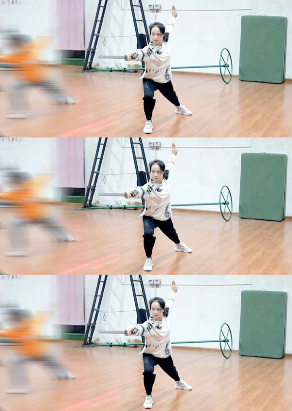 宋茜吊著威亞練打戲 高馬尾舞劍英氣逼人