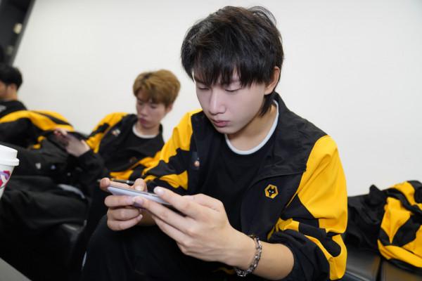 AG女粉哭著求月光下課,南京Hero十連敗難成大器,Fly都明著嘲諷 AG女粉哭著求月光下課,南京Hero十連敗難成大器,Fly都明著嘲諷