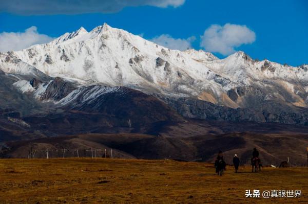 今年的川西雪,比往年來得更早一些。在追逐彩林時,再多行一程 今年的川西雪,比往年來得更早一些。在追逐彩林時,再多行一程
