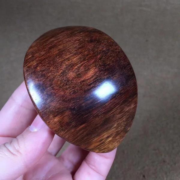 這東西像不像切開的松花蛋？海南黃花梨木樣