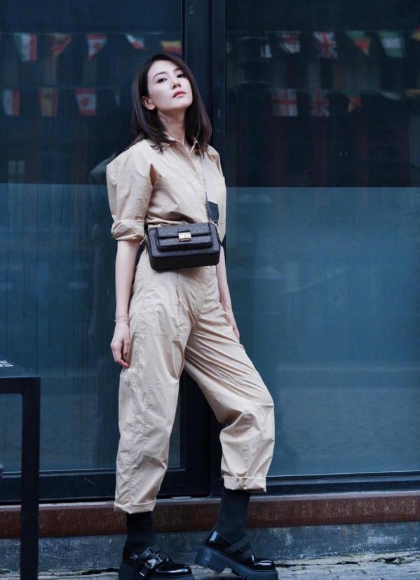 高圓圓私服穿搭挺接地氣的，穿工裝風低調卻掩蓋不了氣場，真帥氣