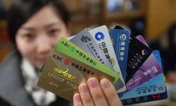 長期不用的銀行卡，又沒登出，多年後會欠銀行很多錢嗎？