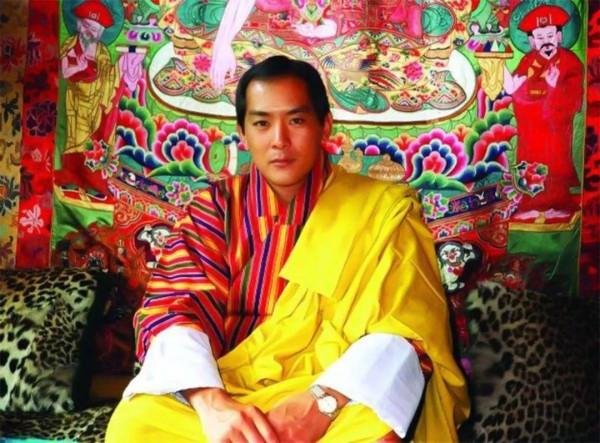 17歲倉促繼位，王太后為兒子出謀劃策，把仇敵家四朵金花一把娶了
