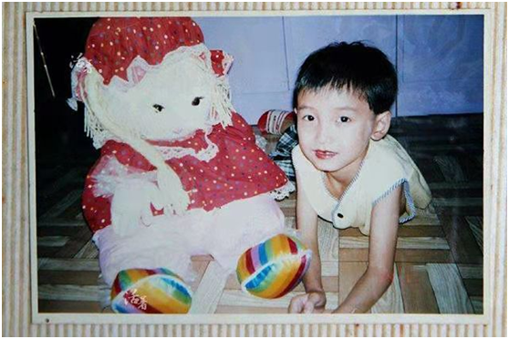 16年前背母上學的男孩，29歲時從男孩變成女孩，後來怎麼樣了