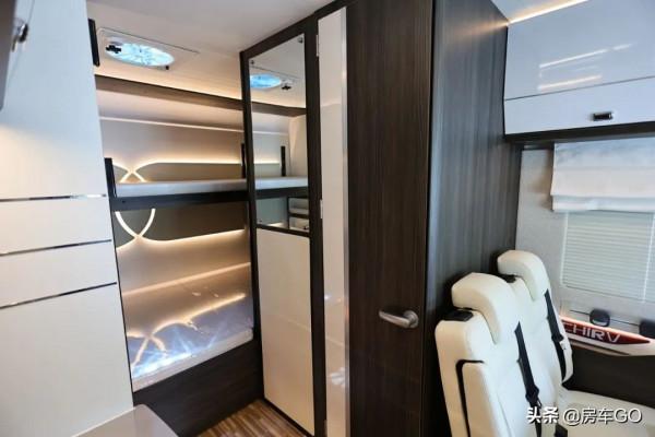 這臺房車有5種充電方式，車內電器語音控制，衛生間也是乾溼分離