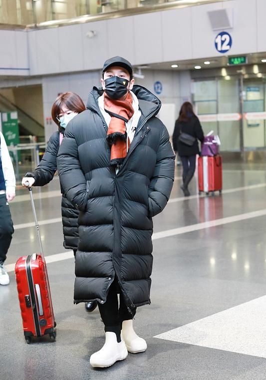 這次是真傷心了，黃曉明離婚後首走機場好深沉，眼睛快腫成單眼皮