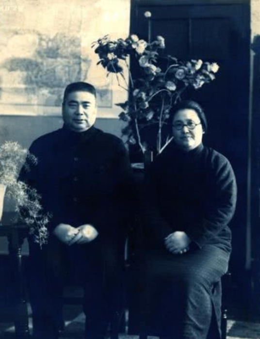 她是第一任衛生部長,丈夫馮玉祥,女兒馮理達參與非典救治工作 她是第一任衛生部長,丈夫馮玉祥,女兒馮理達參與非典救治工作