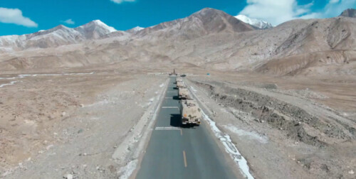 這個敬禮看哭了!父親失去雙手雙腿,女兒幫他祭奠犧牲戰友 這個敬禮看哭了!父親失去雙手雙腿,女兒幫他祭奠犧牲戰友