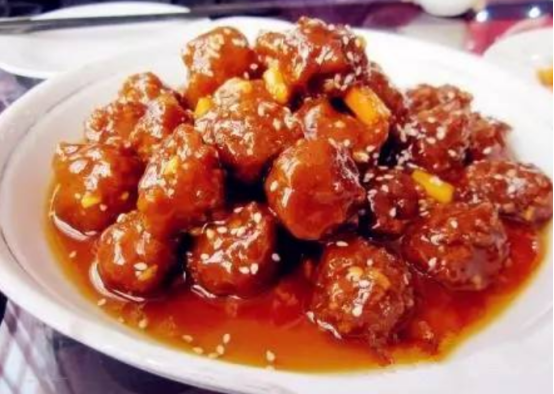 1957年周總理宴請外賓，丸子中吃出了一片金屬，後廚緊急開會研究