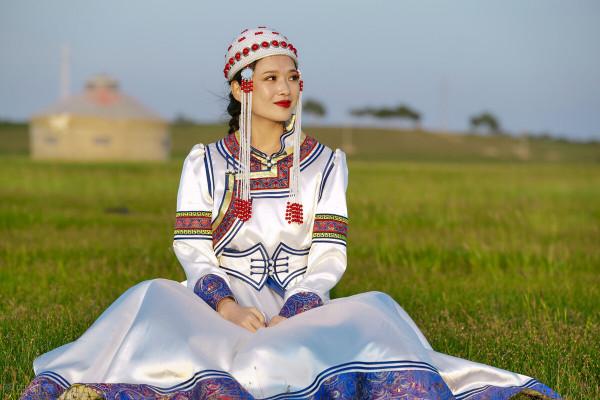 看烏蘭巴托請蒙古姑娘吃飯，結果她們吃中餐、喝紅酒，吃完逛超市