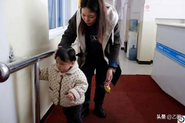 媽媽教失明女兒用木棍走路，被反問：每個人都用棍子嗎？媽媽哭了