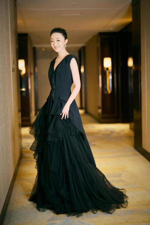 張瑤從歌手到演員,為角色剃光頭,戲裡嫁窩囊老公,戲外嫁CEO 張瑤從歌手到演員,為角色剃光頭,戲裡嫁窩囊老公,戲外嫁CEO