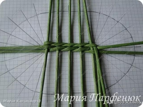 舊報紙雜誌不要扔，捲成紙棍這樣編，收納太強大了