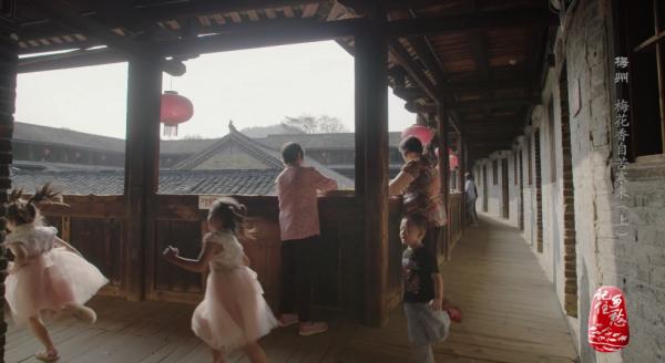 客自北方來，駐足在梅城