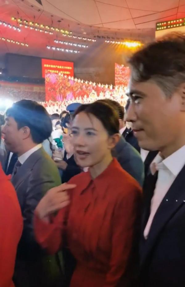 高圓圓素顏老態呈現在鏡頭，臉頰兩側凹下去，但42歲還這麼漂亮